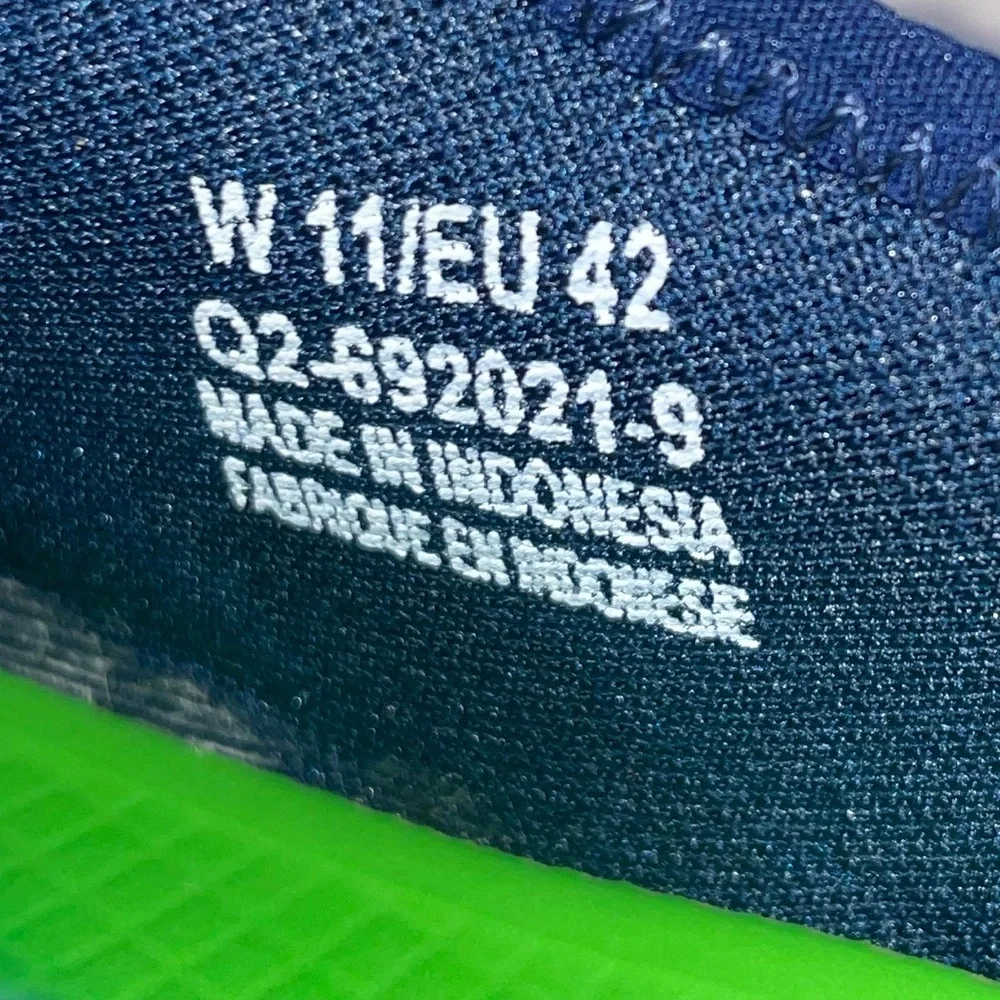 OOFOS OOmg EEZEE Low Recovery Navy and White. Size 11